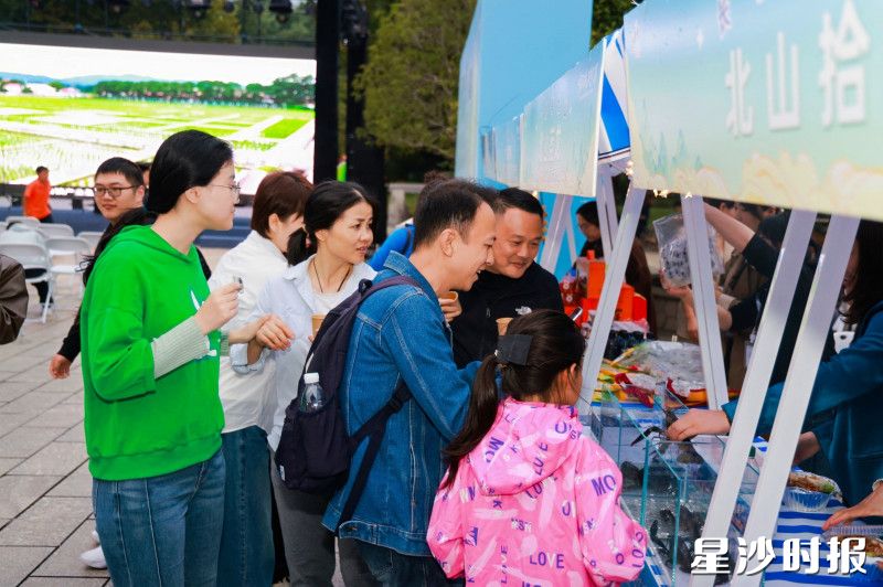 蓝龙展示区吸引市民驻足。