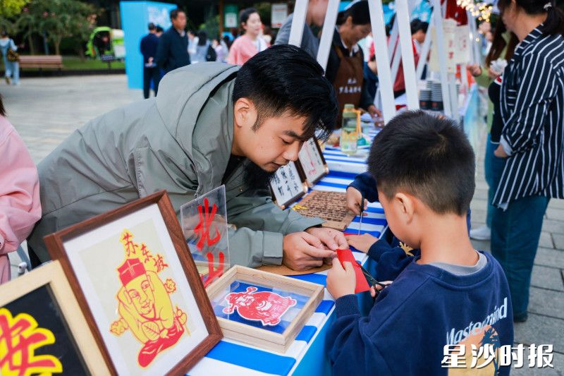 小朋友们体验非遗剪纸。