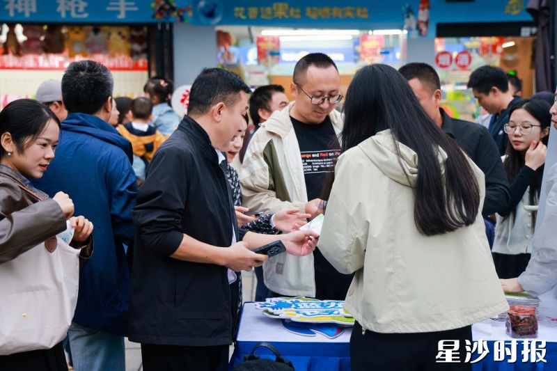 工作人员向来往市民热情推介旅游打卡线路。