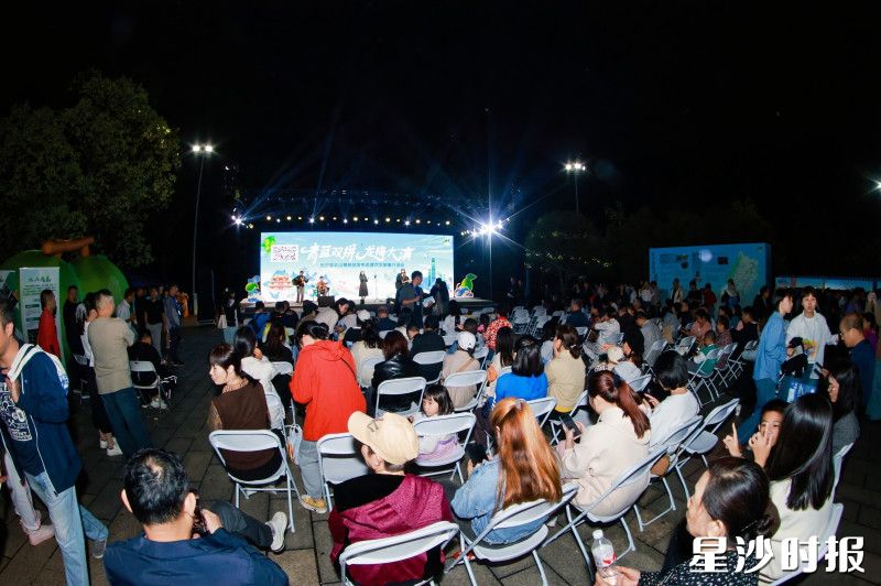 乐队表演将人群吸引至舞台前方。