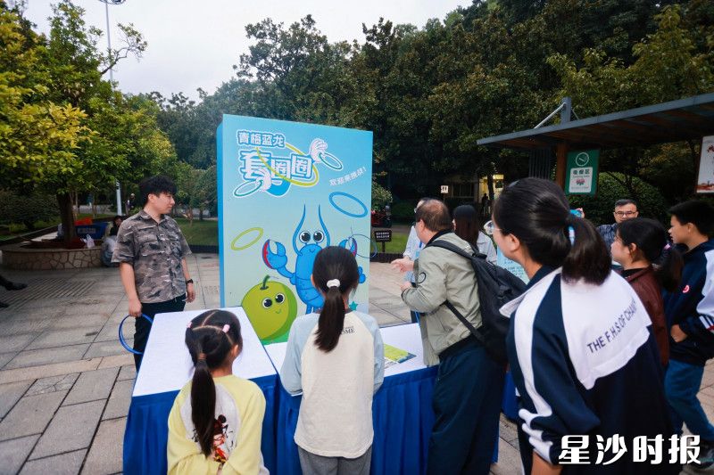 “青梅蓝龙套圈圈”游戏点位排起了长龙。