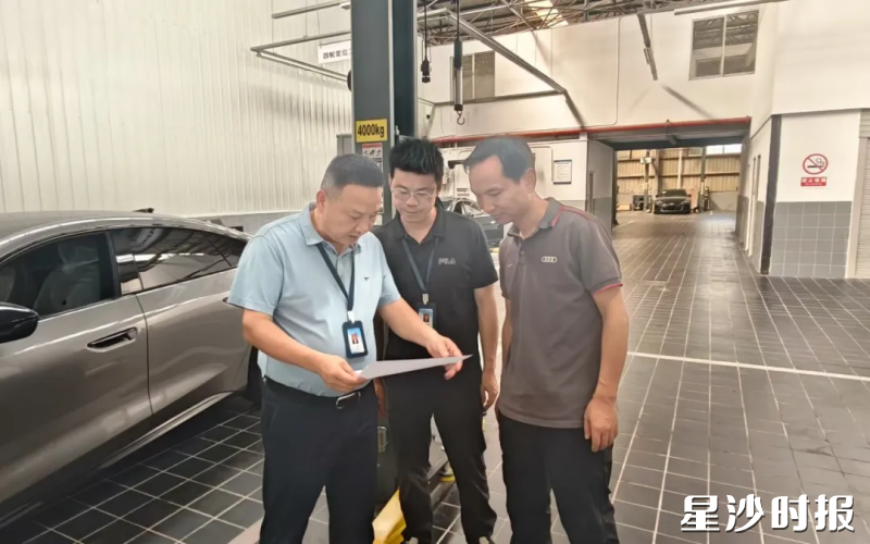 工作人员深入车间、仓库、烤漆房等重点区域,耐心解读《长沙县机动车维修业户安全生产事项告知单》。均为县交通运输局供图