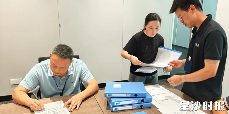 检查过程中,工作人员详细解答安全问题。