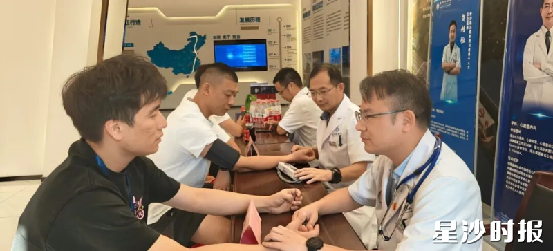 图为湖南省人民医院星沙院区的医护人员为交通运输从业人员提供专业的健康咨询和检查服务。