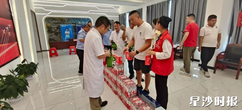 图为爱心物资捐赠仪式现场。