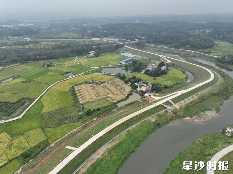 如今的白沙河畔，新砌的生态护坡绿草如茵，宽阔平整的堤岸坚固厚实。