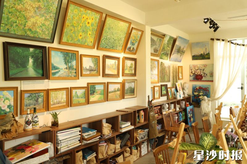 走进“马林的莫奈花园”，一股松节油的独特辛香扑面而来，阳光温柔地照亮了四壁悬挂的画作。阮霖浩 摄