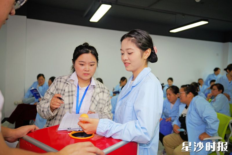 选手们通过抽签决定参赛顺序。
