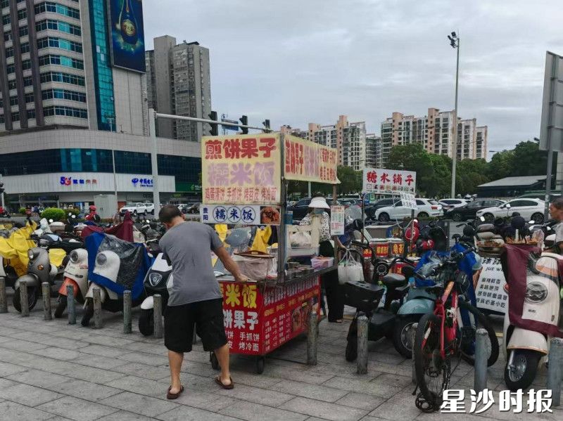 地铁口治理前。均为县行政执法局供图