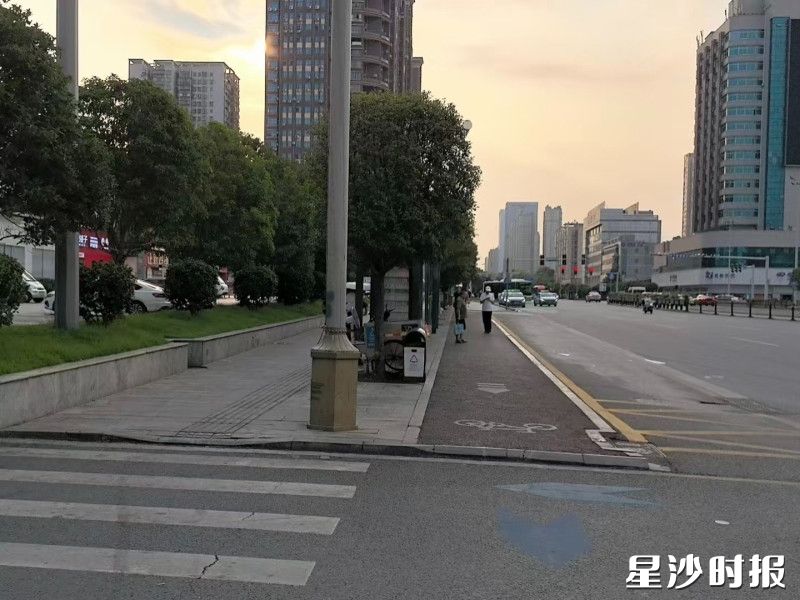 地铁口治理后。