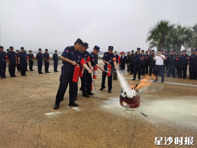 消防演练环节，安保人员按照操作方法规范，成功扑灭模拟火源。