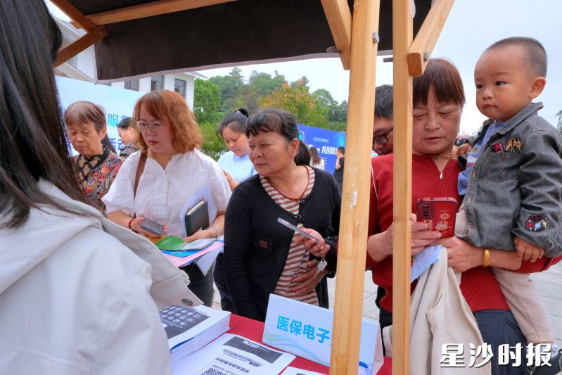 耐心回答群众政策疑惑。均为刘宇 摄 耐心回答群众政策疑惑。均为刘宇 摄