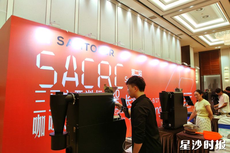 全国36名咖啡烘焙师以豆为媒、以技会友，共同拉开一场贯穿黄金周的“咖啡盛宴”序幕。李丹 摄