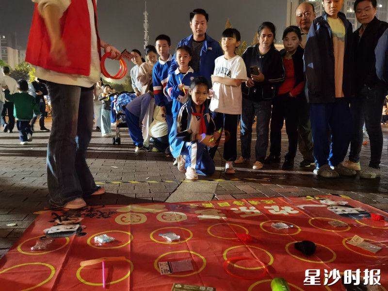 长龙街道长界社区举办中秋主题游园会，图为套圈游戏区。