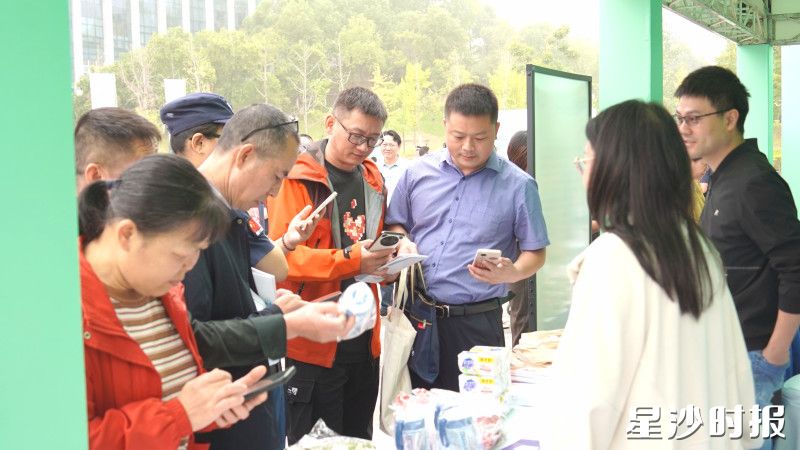 便民服务专区吸引了百余名爱犬市民驻足体验。