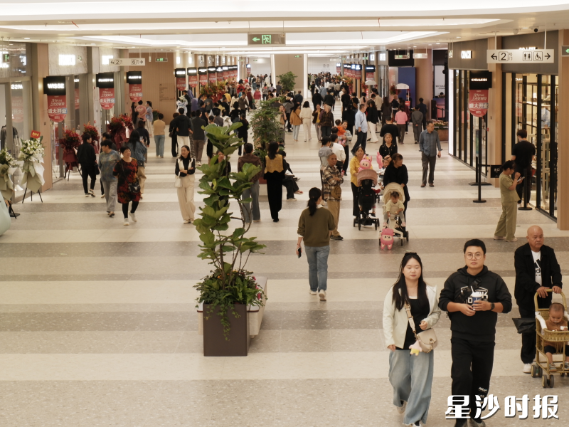 顾客正在商场内部浏览商铺。除署名外均为黄兴镇供图