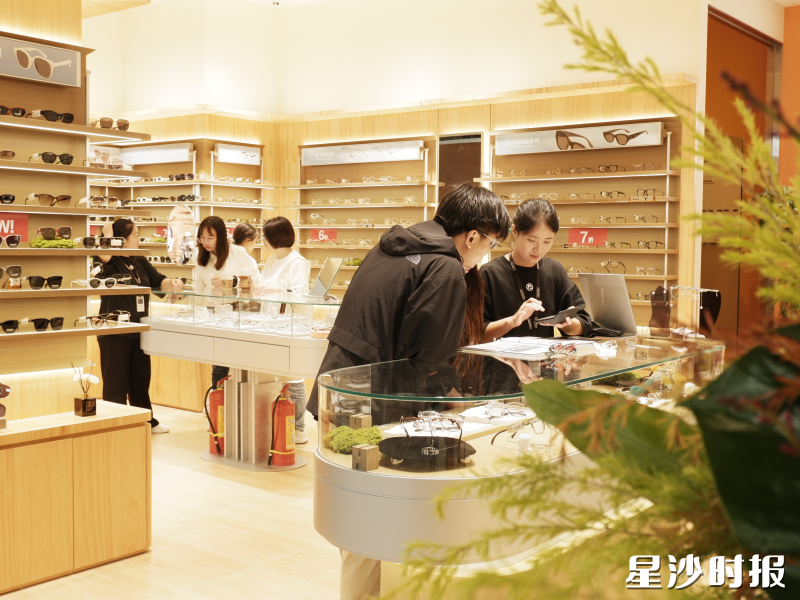 名品店内顾客正在选购商品。