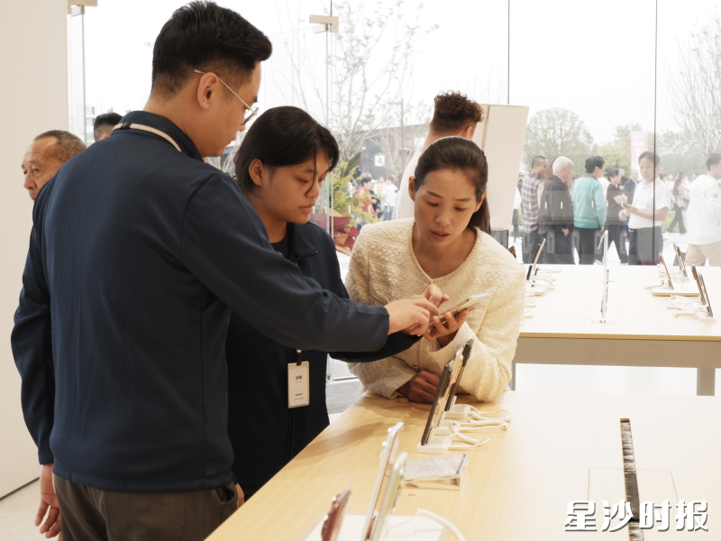 导购员向顾客介绍商品。