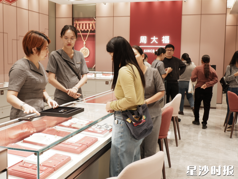 顾客正在挑选喜欢的首饰。