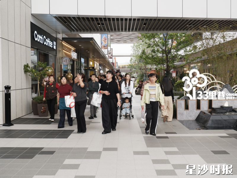 消费者在33里街散步。