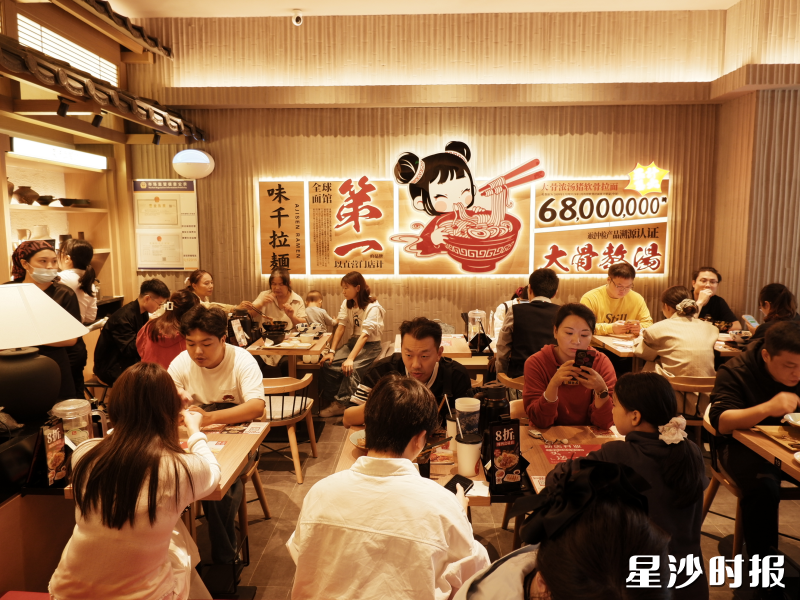 特色餐饮店内顾客满座。