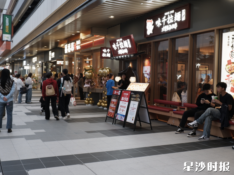 傍晚时分，消费者结伴逛街。