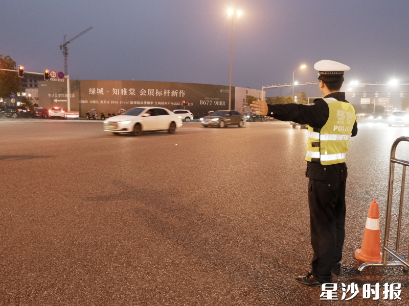 交警在附近指挥交通。
