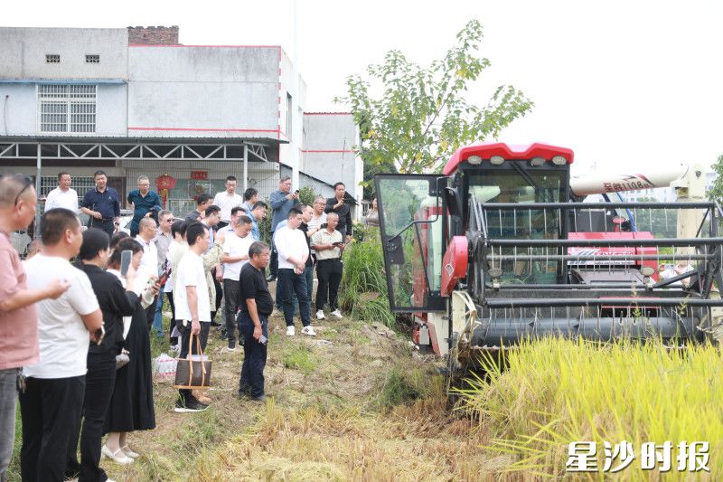 图为观摩现场。