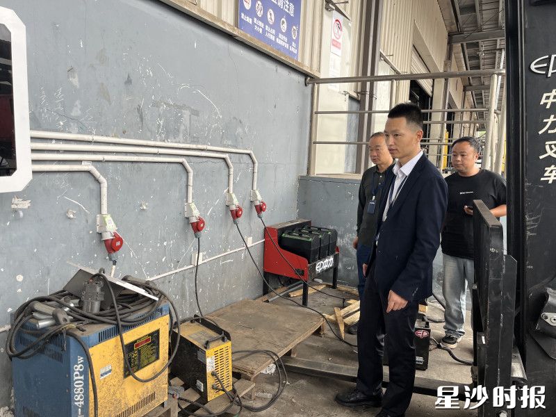 工作人员围绕消防安全、货物查验、特种设备管理等开展检查。 工作人员围绕消防安全、货物查验、特种设备管理等开展检查。