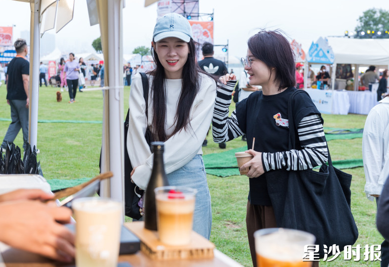 市民和游客们穿梭在九大主题展区间。