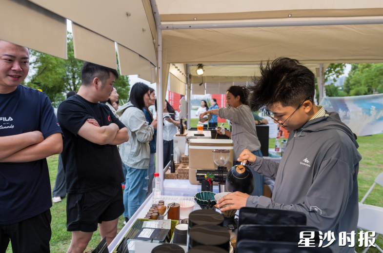 咖啡摊位前，不少市民、游客正在等待咖啡出炉。