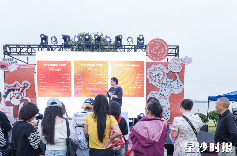 活动现场，咖啡主理人正在介绍其品牌和产品。