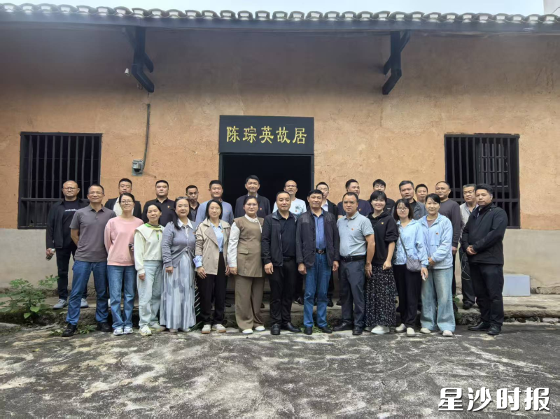 县交通运输局公路党支部组织全体党员、入党积极分子开展了一场融理论学习、红色教育与一线调研于一体的主题党日活动。县交通运输局供图