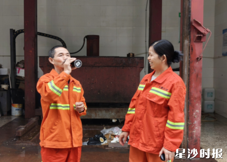 10月1日,余习纯、龙燕萍夫妇坚守环卫岗位。图为妻子暖心地为丈夫递上水杯。均为街道供图 10月1日,余习纯、龙燕萍夫妇坚守环卫岗位。图为妻子暖心地为丈夫递上水杯。均为街道供图