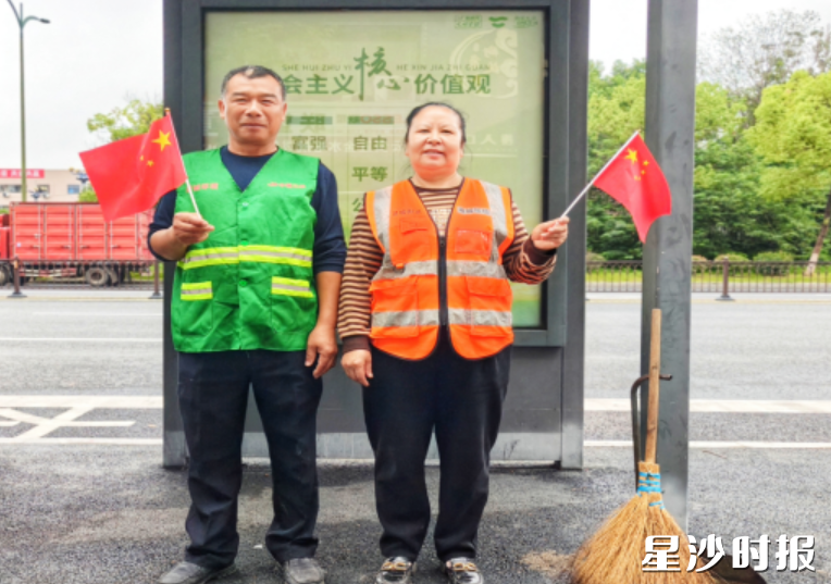 10月1日清晨,孙艳辉、周建军夫妇在街头挥舞着小国旗,祝福祖国。 10月1日清晨,孙艳辉、周建军夫妇在街头挥舞着小国旗,祝福祖国。