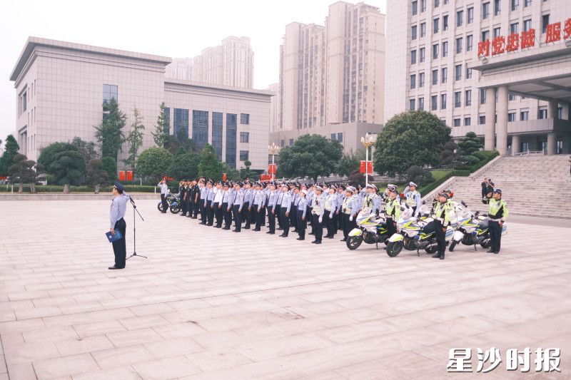 全体民警肃立敬礼。 全体民警肃立敬礼。