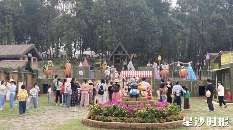 首日开业的犇奔岛亲子乐园人流攒动,亲子共享趣味体验。 首日开业的犇奔岛亲子乐园人流攒动,亲子共享趣味体验。