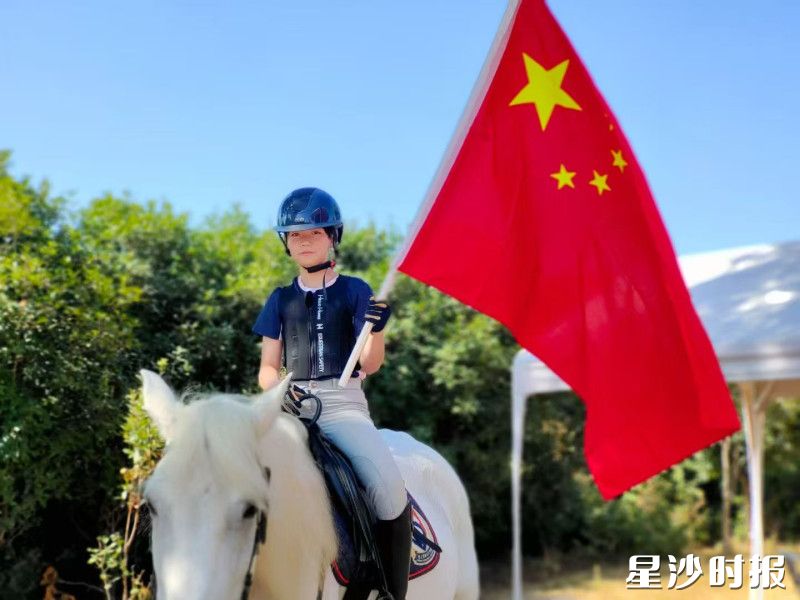 拾上国际马术学院举办国庆升旗仪式,营造浓厚节日氛围。均为黄花镇供图 拾上国际马术学院举办国庆升旗仪式,营造浓厚节日氛围。均为黄花镇供图