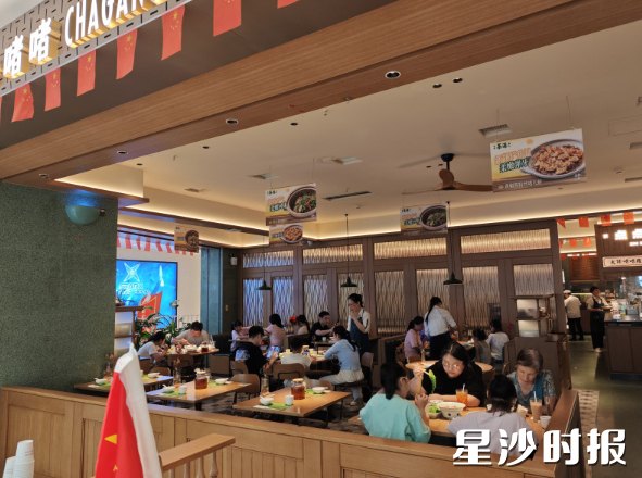 餐饮店内坐满了消费的顾客。宋彬彬 摄