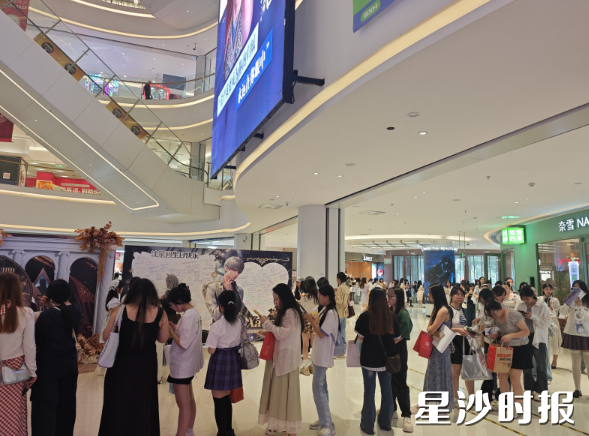 天虹商场里排起长队。商场供图