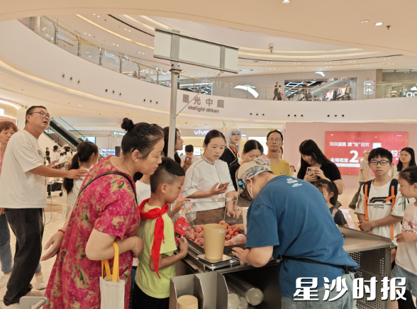 金粒门店内，许多顾客等待购买商品。宋彬彬 摄