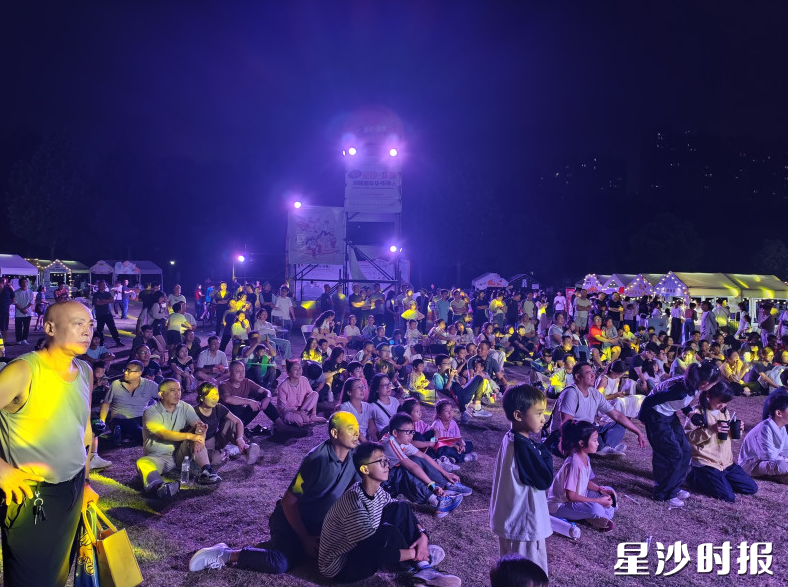 每一次射门，人群里都传出欢呼声。
