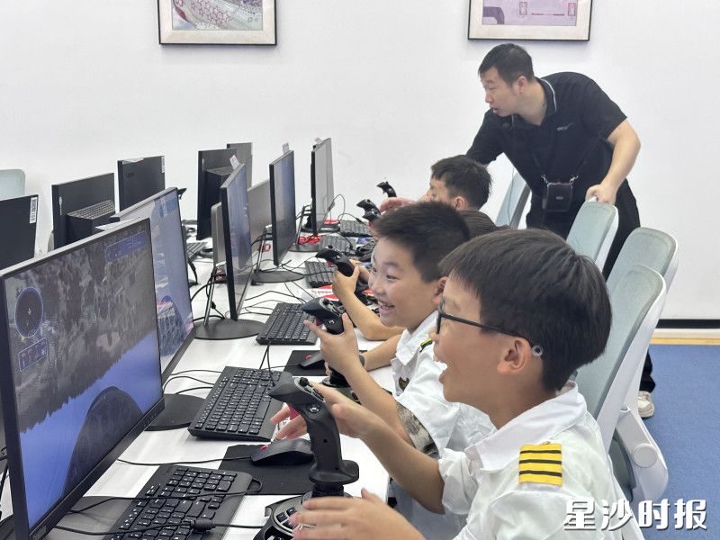 长沙航空科技体验中心内，青少年正在体验模拟飞行游戏。