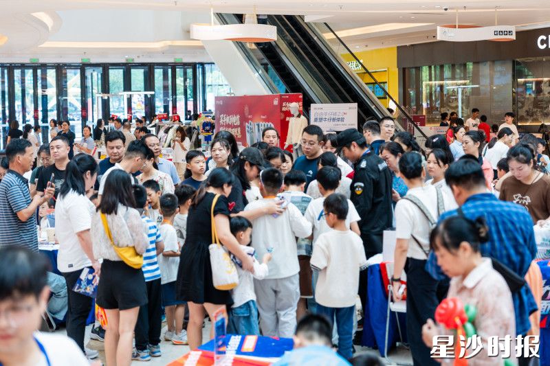 松雅湖吾悦广场里人潮涌动。均为各商场供图