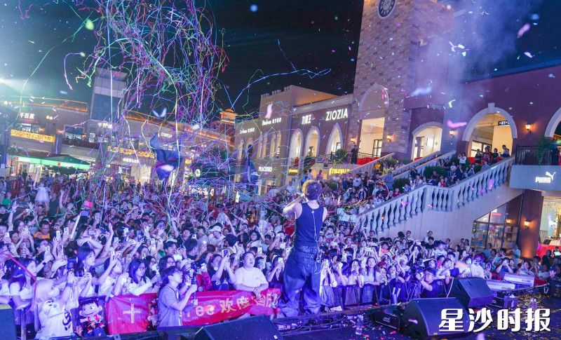 长沙百联奥特莱斯现场氛围火爆。