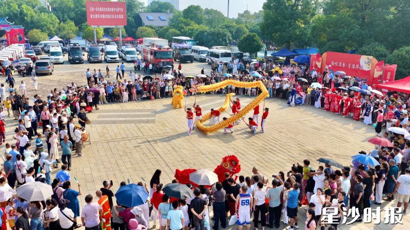 舞龙舞狮活动现场航拍。艾哲文 摄