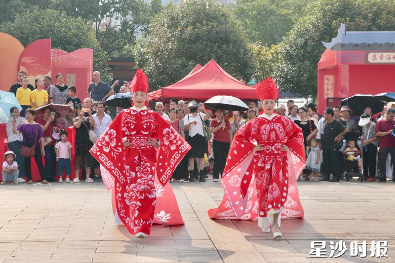 非遗剪纸模特秀。
