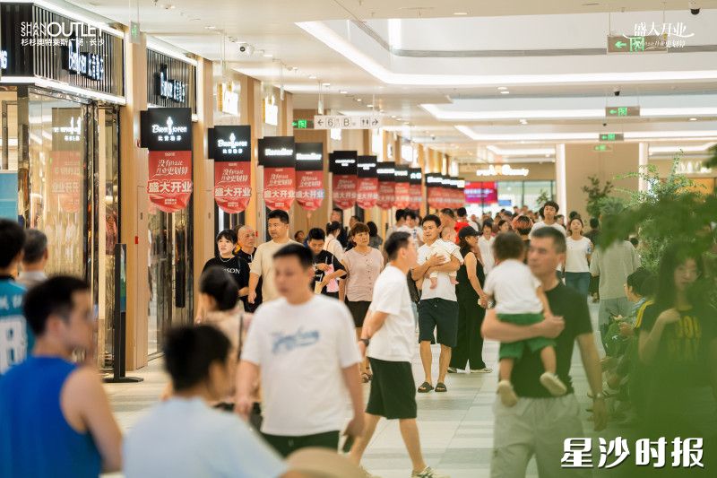 消费者在杉杉奥莱逛街购物。均为黄兴镇供图