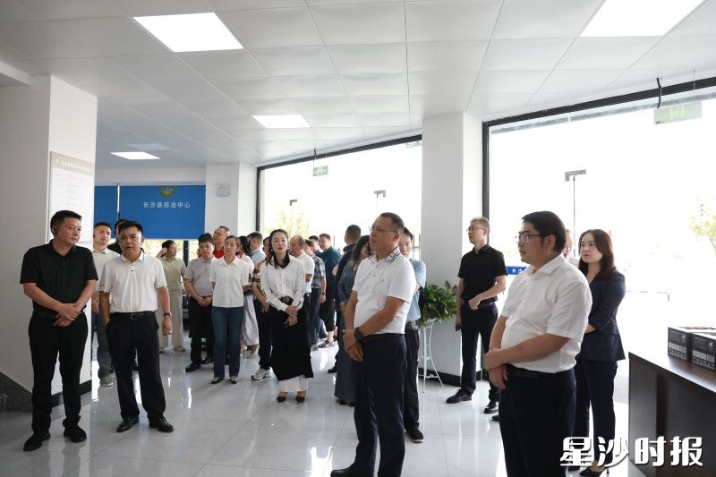 视察组一行在县综治中心，详细了解全县基层治理体系运行情况。周汝洁 摄