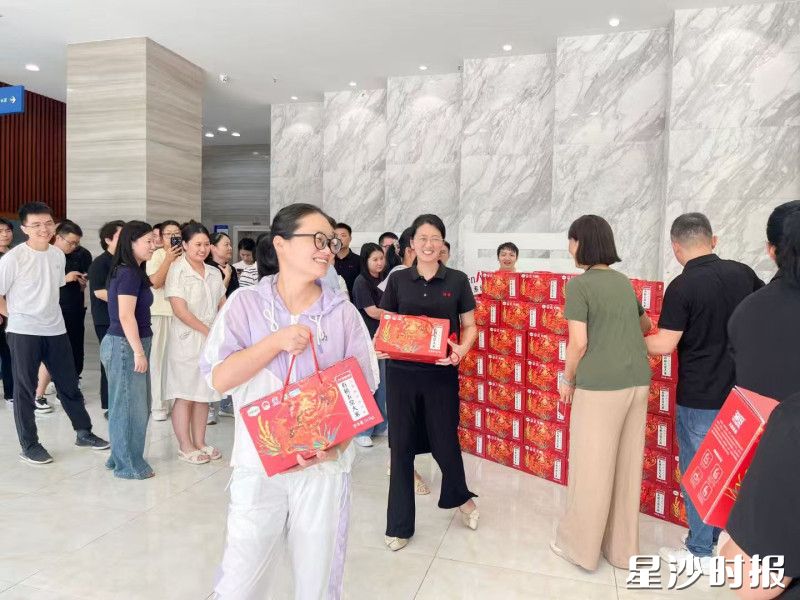 传统佳节，湖南亘晟门窗幕墙有限公司工会会提前备好精美礼品，传递节日祝福。 企业供图